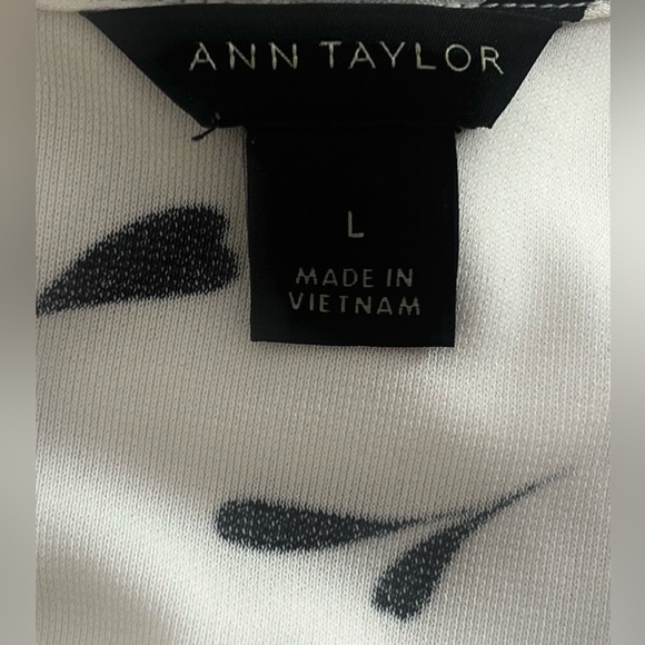 Ann Taylor Tulip Floral Print Women's Top - White, Blue & Black Size L - Picture 3 of 3